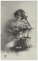 Romantik - Junge Dame mit Blumen, sitzend