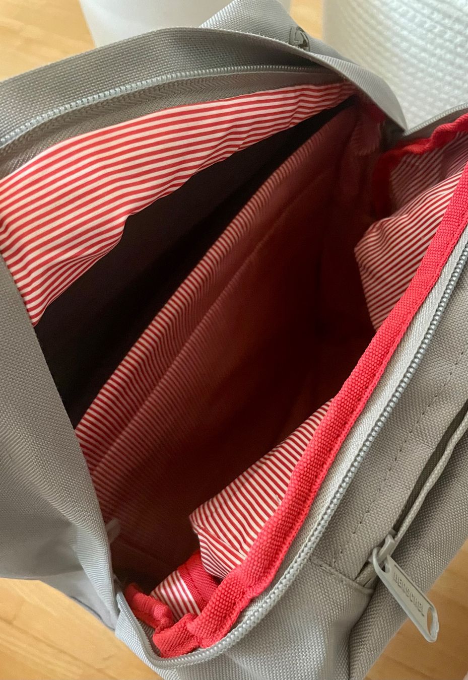 Herschel Zaini: Herschel Rucksack grau Leder Details – Usato da Winterthur venduto da dom_w89v 2