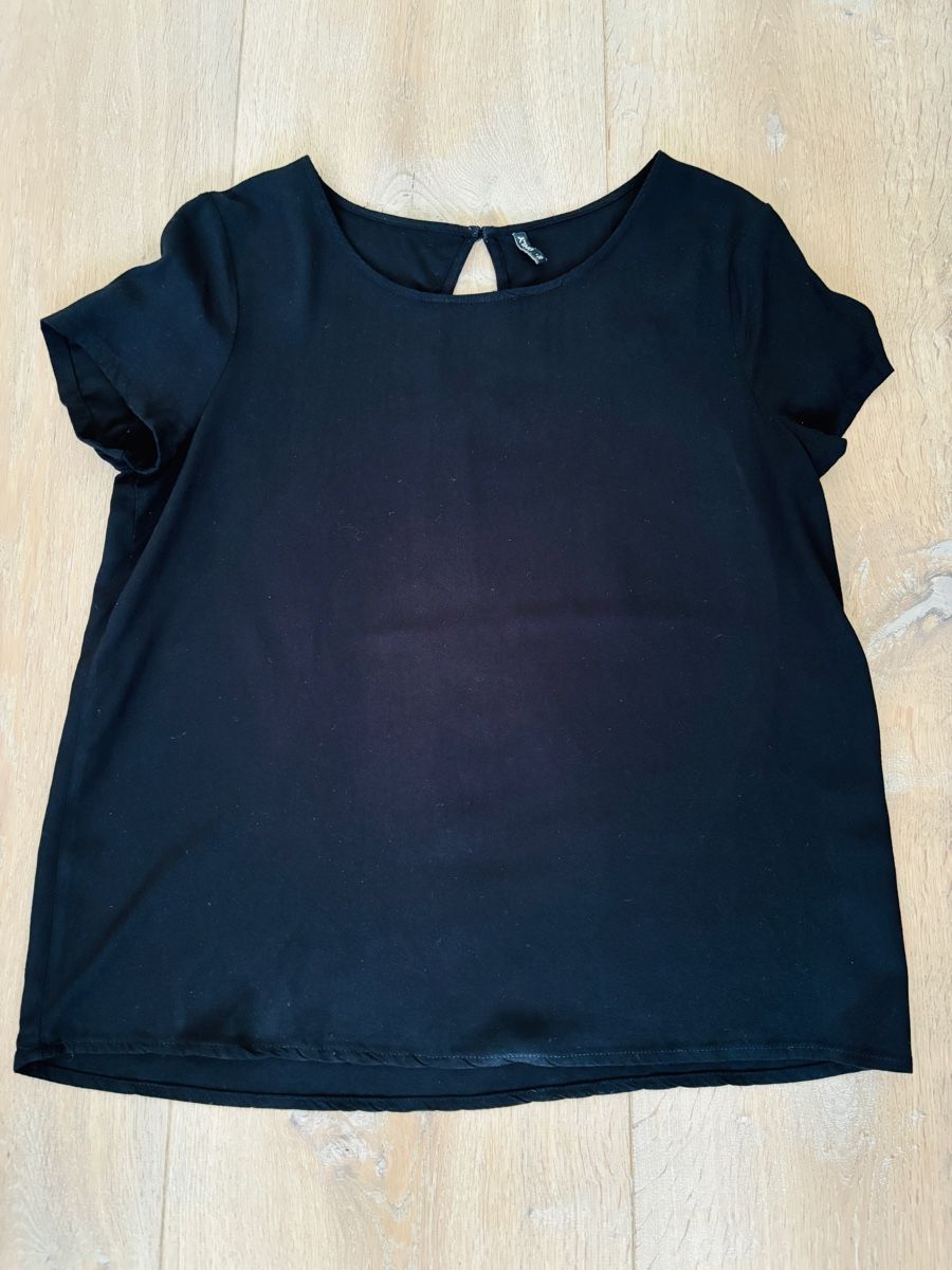 Only T-shirt: ONLY Blusenshirt Gr. 36 - schwarz – Usato da Ennetbürgen venduto da Evelyne_G