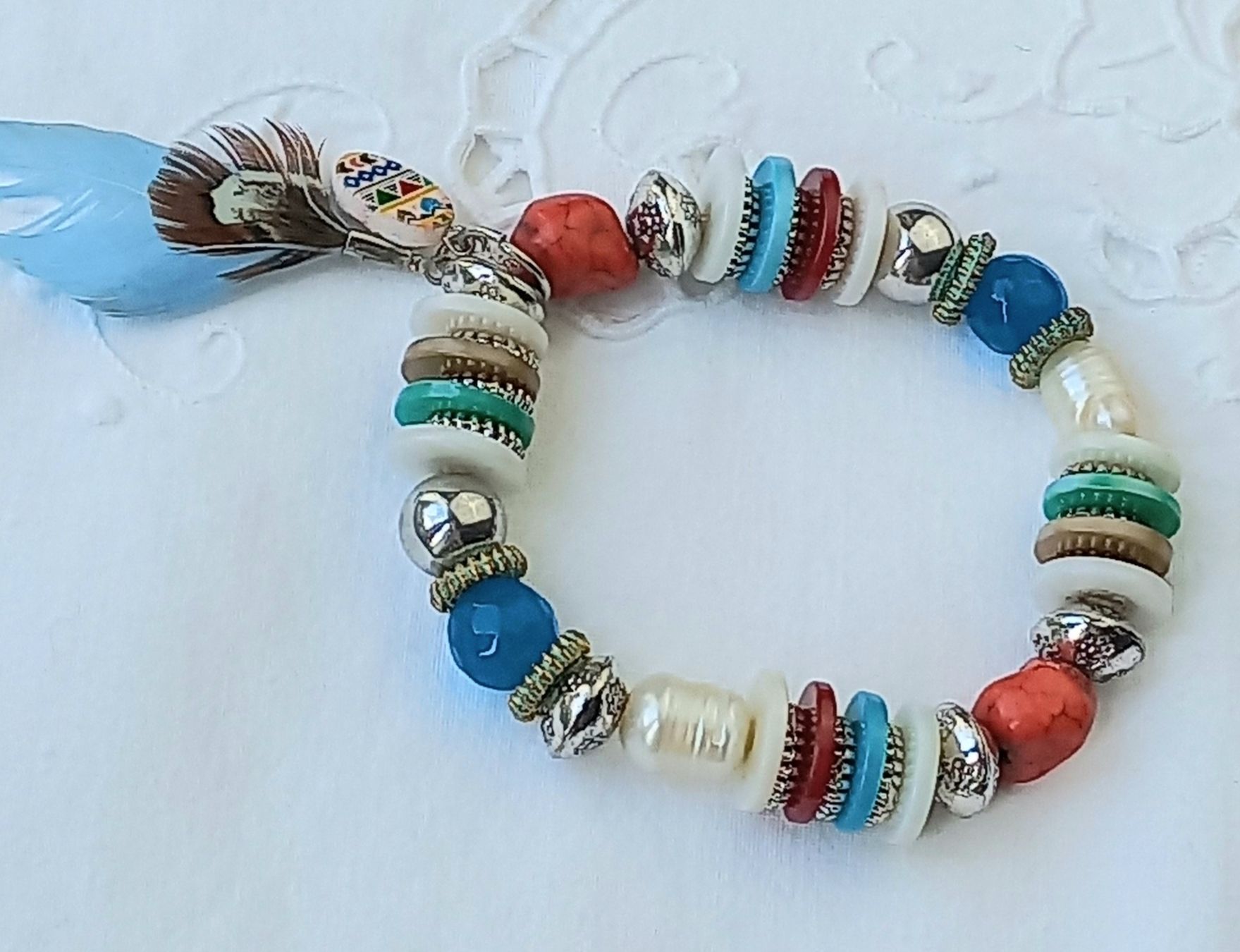 Bracciali & Braccialetti: Buntes Armband mit Perlen unFedern, Boho-Chic . – Usato da Buchs AG venduto da Dzirul 1