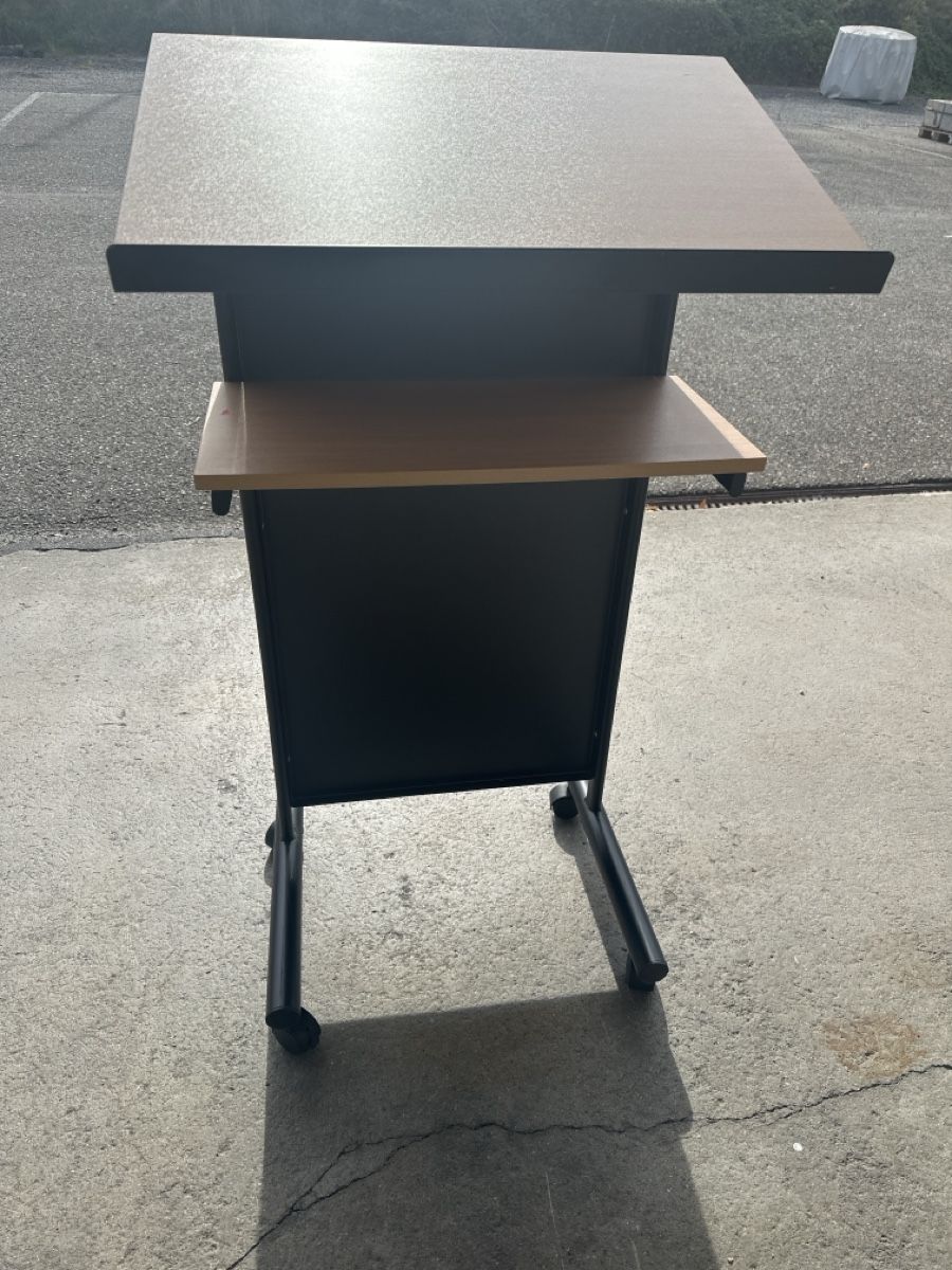 Tische: Rednerpullt  – Gebraucht aus Grosswangen von lus_95v5 2