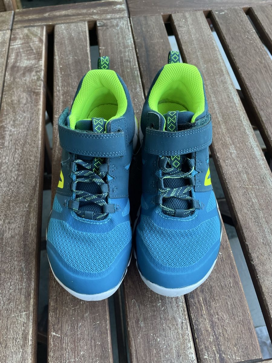 Decathlon Scarpe per ragazzi: Hallenschuhe Grösse 33 Blau – Usato da Bern venduto da brup