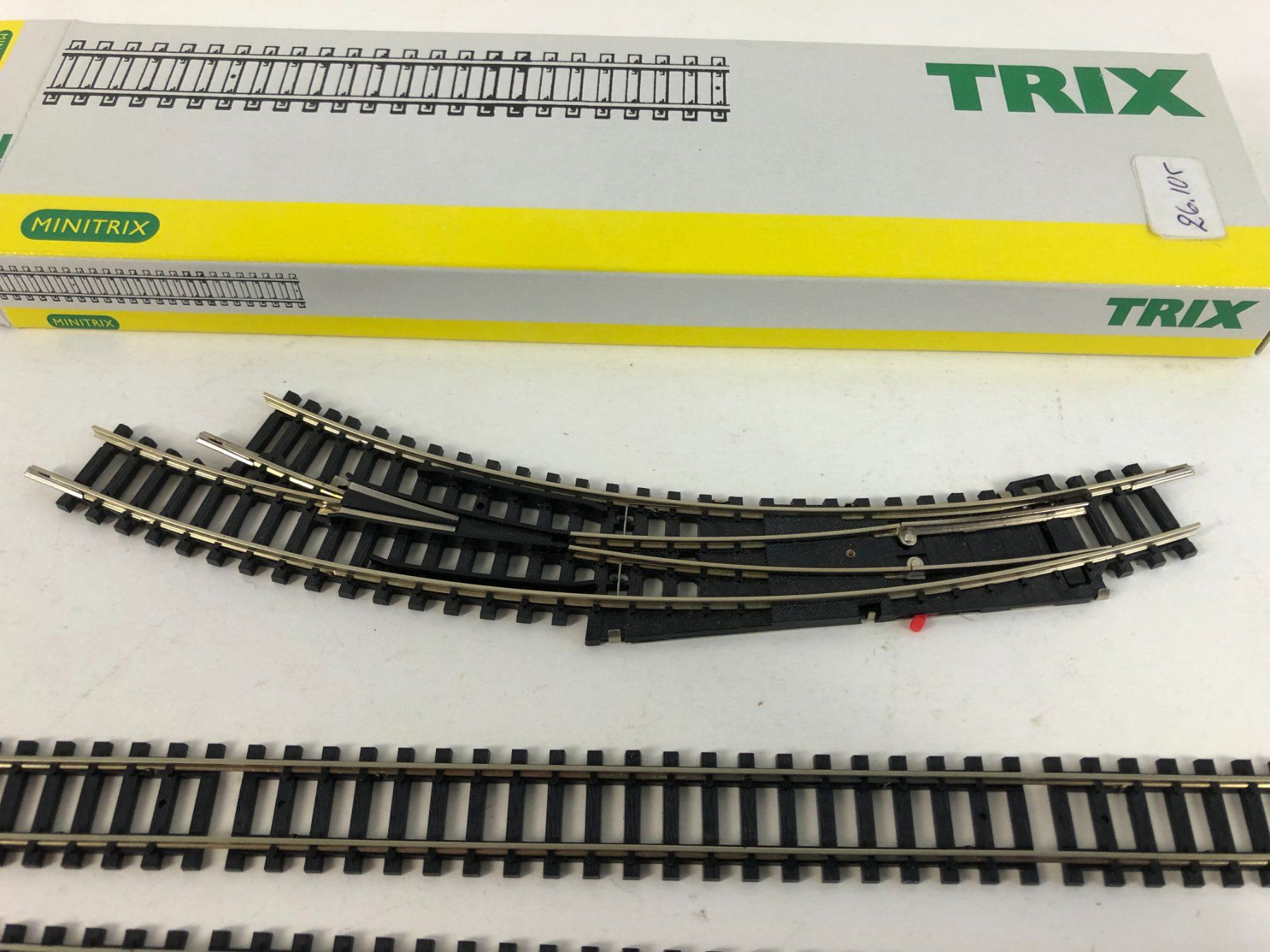 Trix Modellini di ferrovie: Minitrix Spur N Gleise und eine Weiche – Usato da Rodersdorf venduto da Joerg11 1