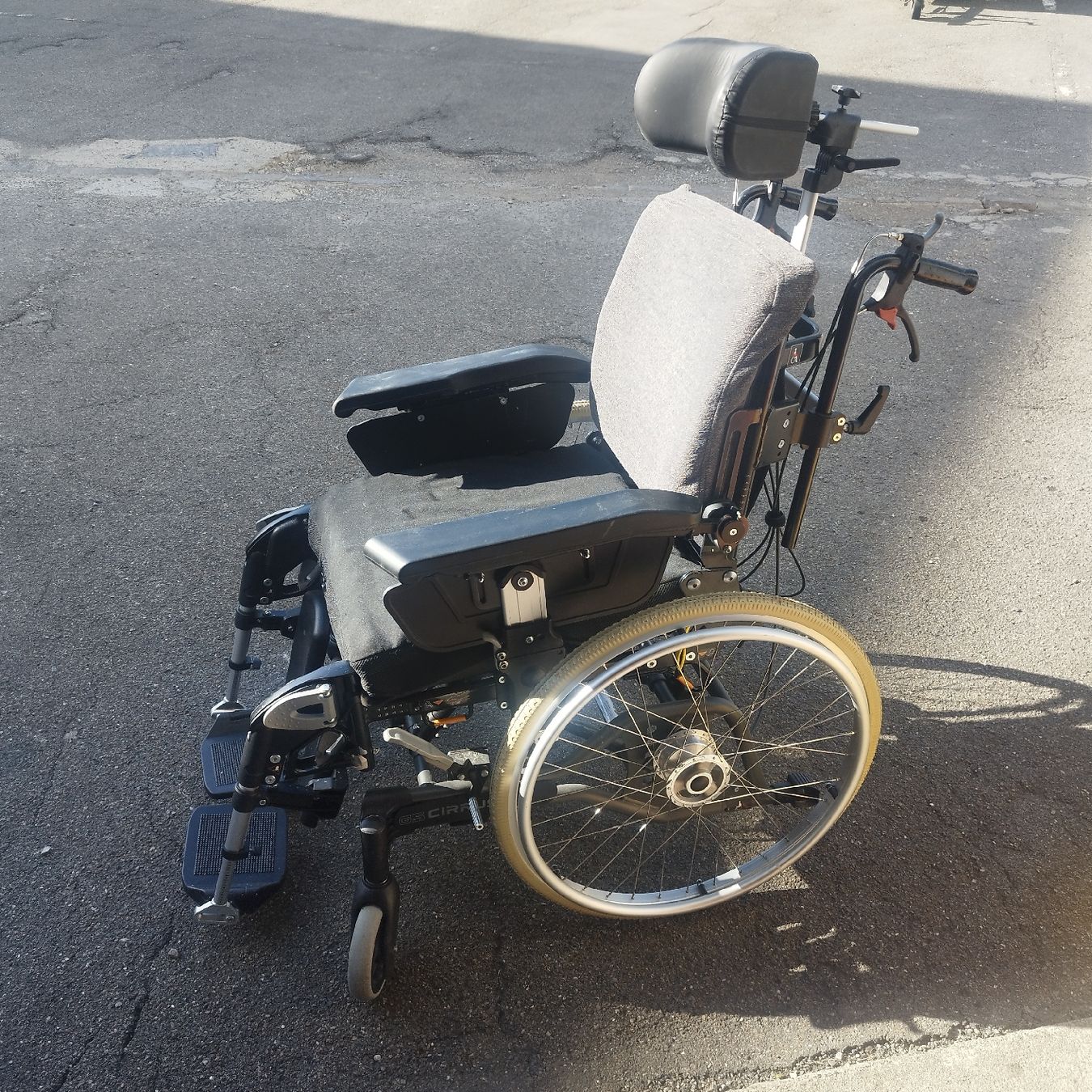 Chaises roulantes: Grosse Rollstuhl – D'occasion à Dietikon par maja017