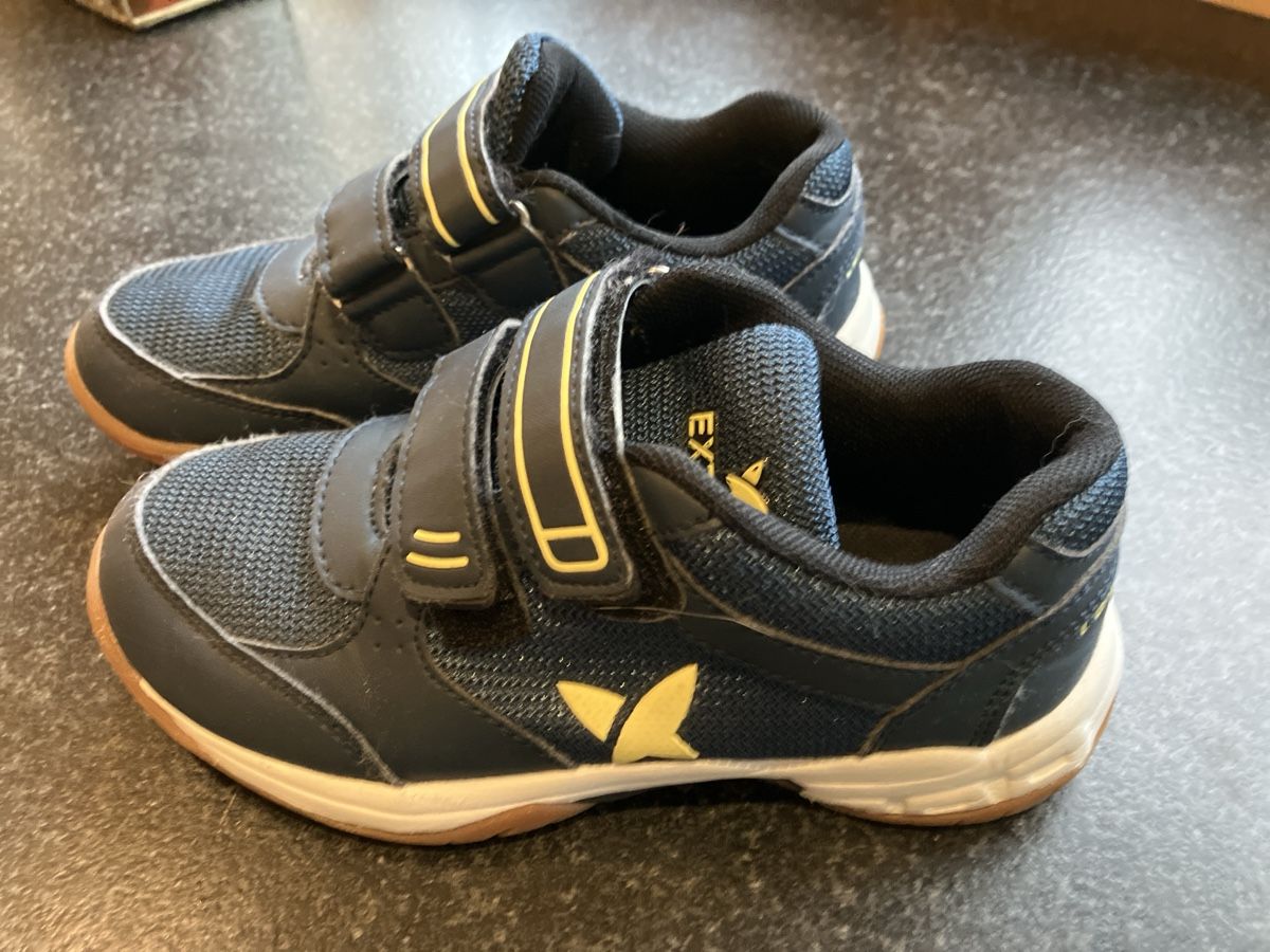 Scarpe per ragazzi: Hallenturnschuhe Gr 33 – Usato da Weissbad venduto da Praxedis_P51
