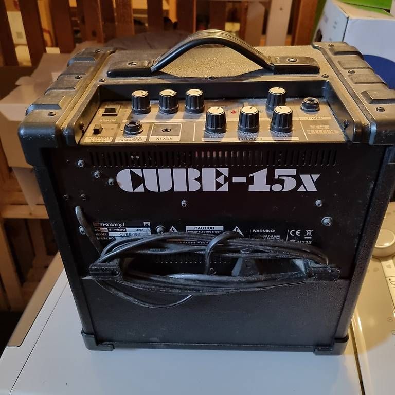Amplificateurs: Roland Gitarrenverstärker – D'occasion à Thun par Hirse27 1