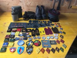 Militär Lot mit Abzeichen , Mütze , Sackmesser