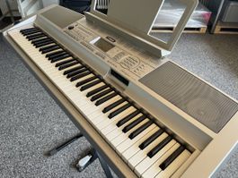 Yamaha DGX 300 mit Rucksackhülle