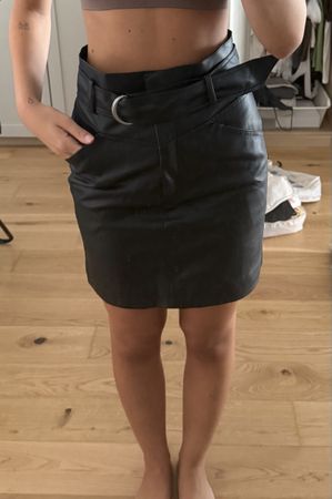 Rock H&M Kunstleder schwarz mit Gürtel Grösse 36