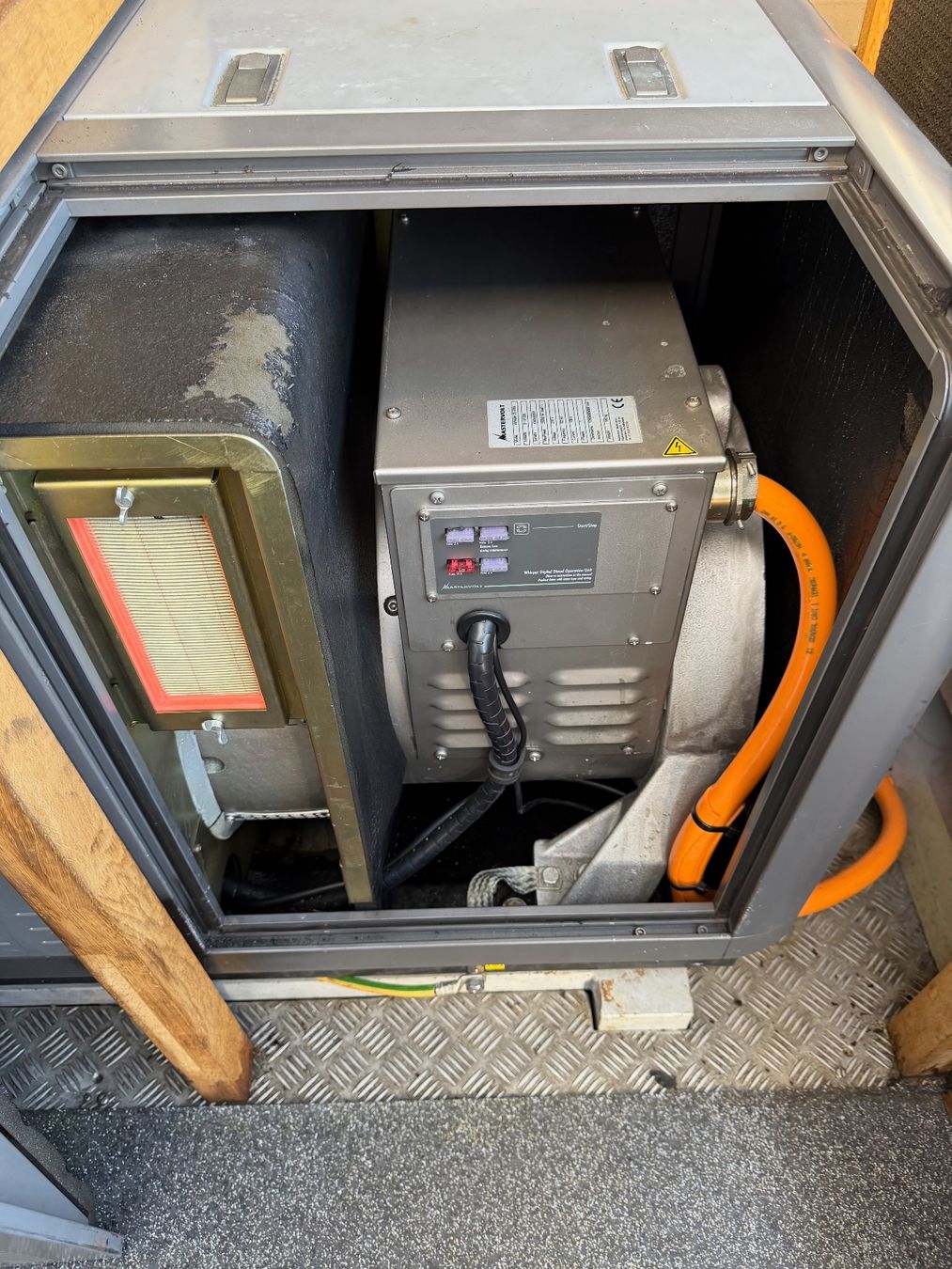 Générateurs de courant: Mastervolt Whisper 25 Ultra Marine Dieselgenerator 230V – D'occasion à Unterengstringen par MLindenmann 7