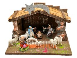 Ancienne crèche traditionnelle en bois. Fabriquée en Italie