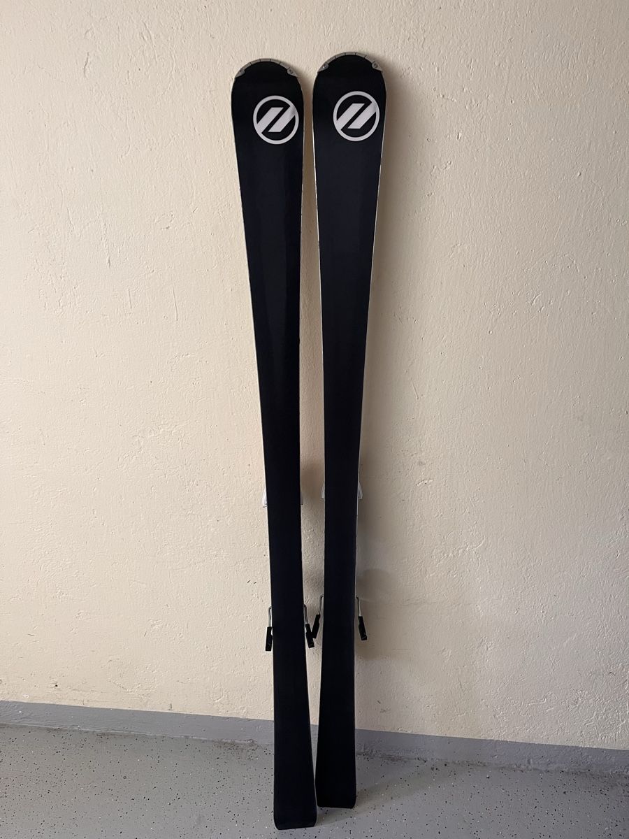 Atomic Skis: Atomic VR2 Dynamic skis with poles, ready for winter! – Gebraucht aus Fällanden von wunschkind79 4