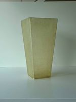 Blumenvase aus Hartplastik