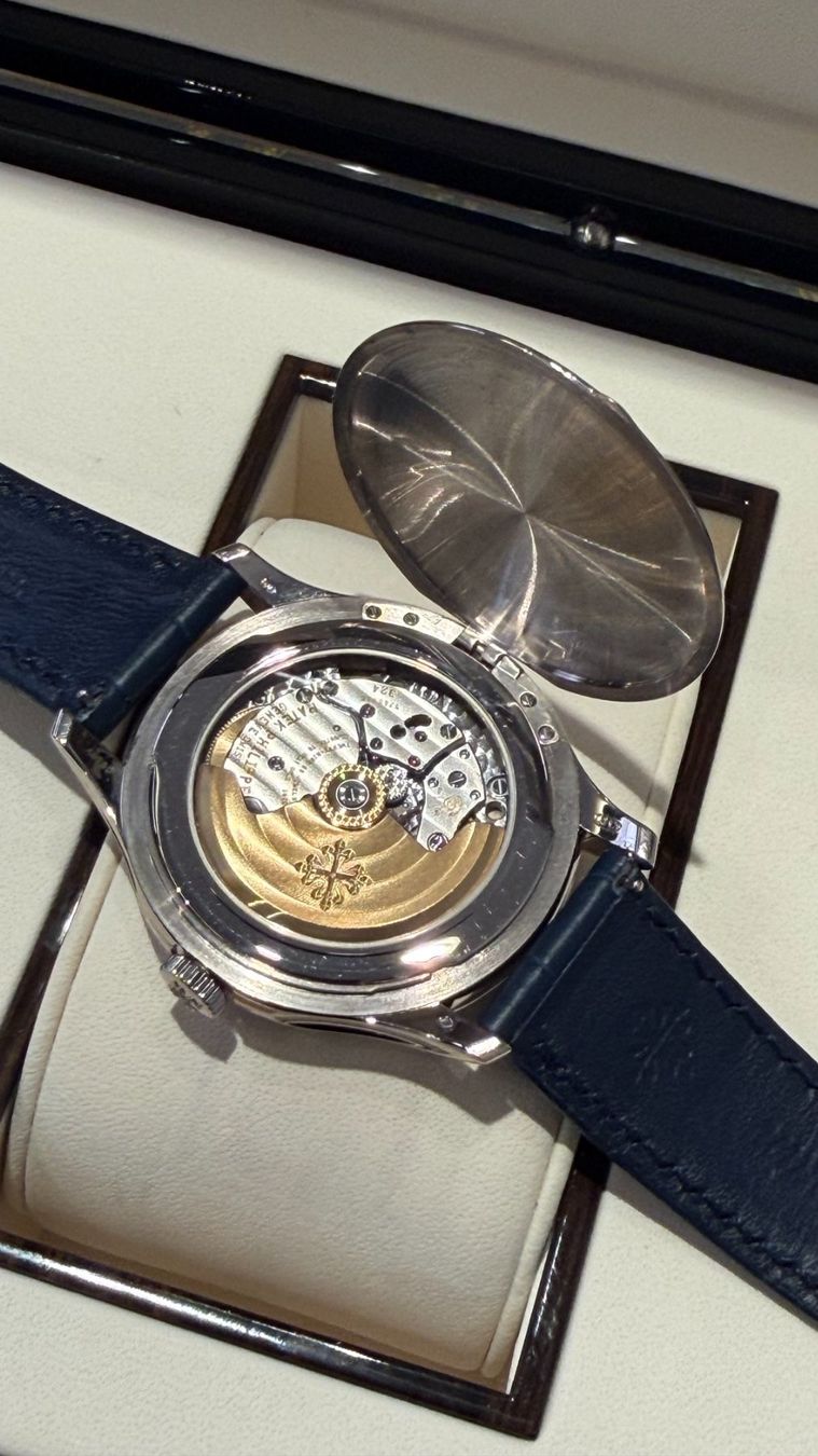 Patek Philippe Montres: Patek Philippe Calatrava 5227G-001 – D'occasion à Randogne par 2G1909 3