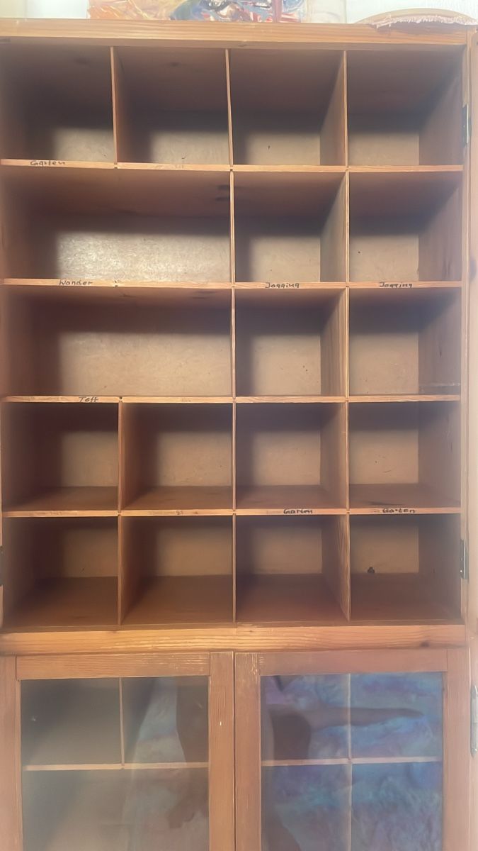 Armadi: Schöner Schrank mit vielen Fächern und Glasfront – Usato da Dinhard venduto da BarMart 3