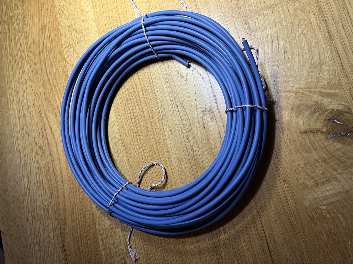 Câbles: Kat6a U/UTP Patchkabel/Verlegekabel - ca 25m – Neuf (Voir description) à St. Gallen par raeonsky