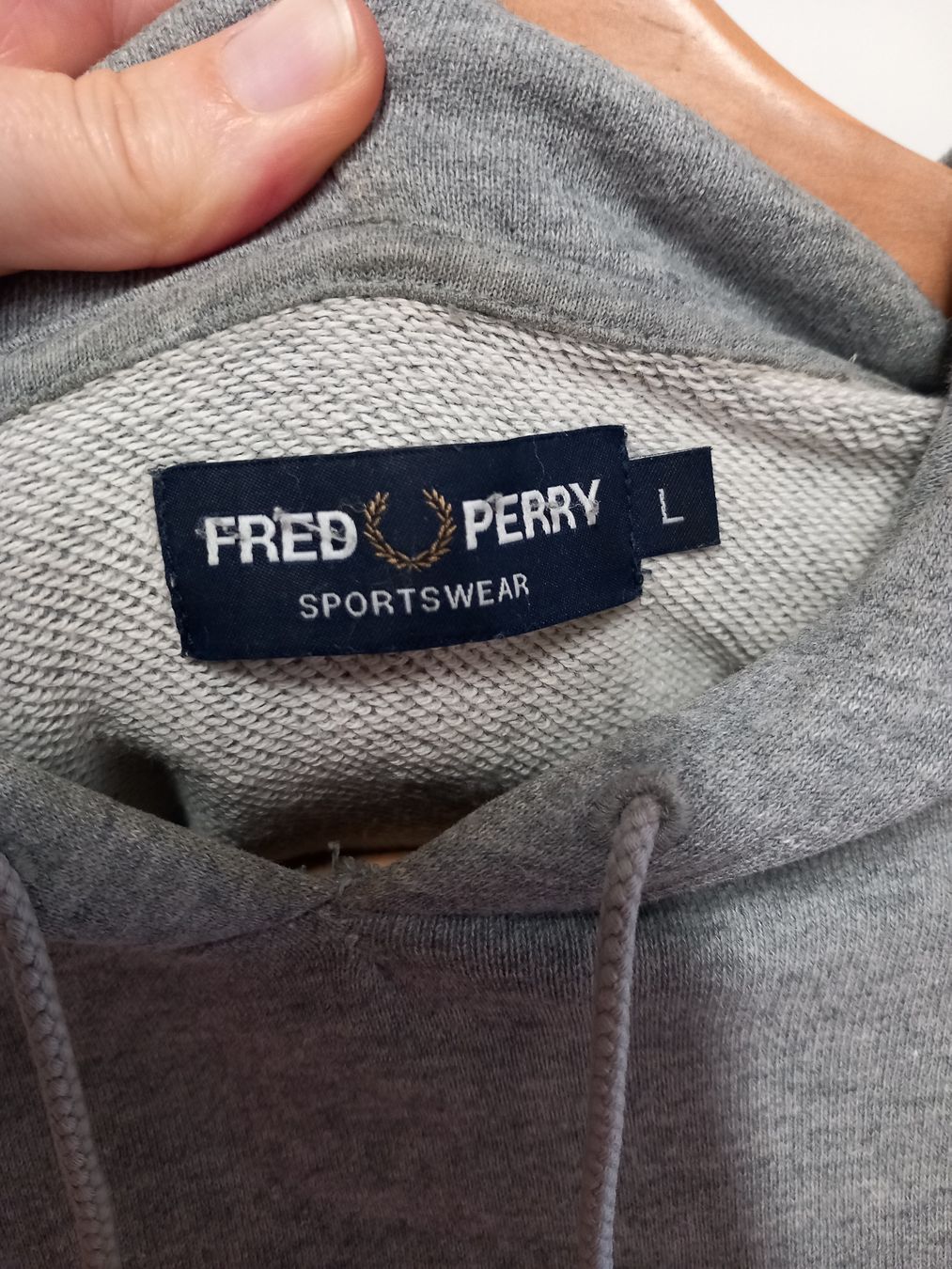 Fred Perry Pulls & Sweat-shirts: Fred Perry Hoodie Kapuzenpullover Gr.L, hellgrau – D'occasion à Gwatt (Thun) par umwelt-brocki 3