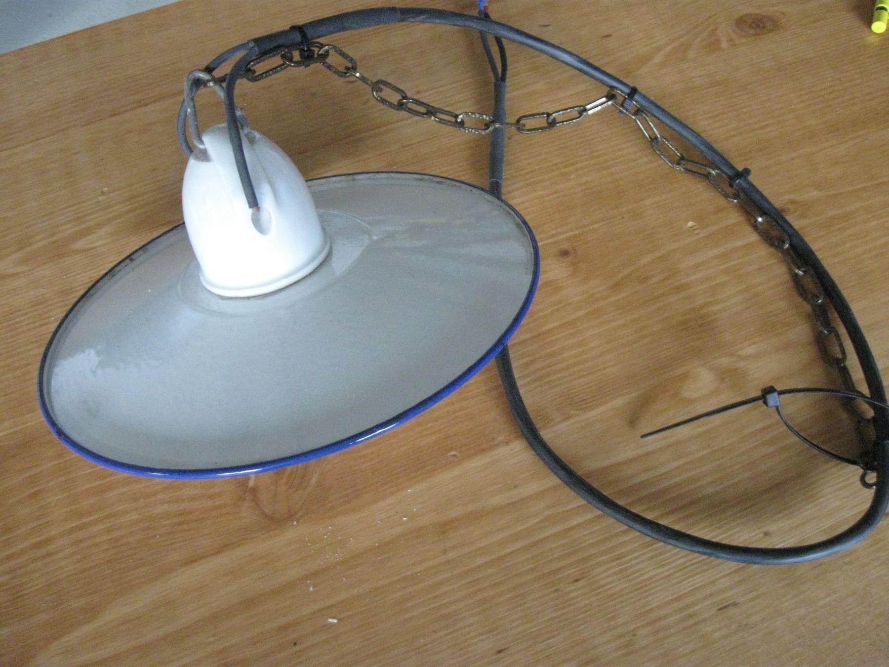 Lampade: alte Stall, Schopflampe mit Emailschirm – Usato da Bauma venduto da Stangenbohne 2