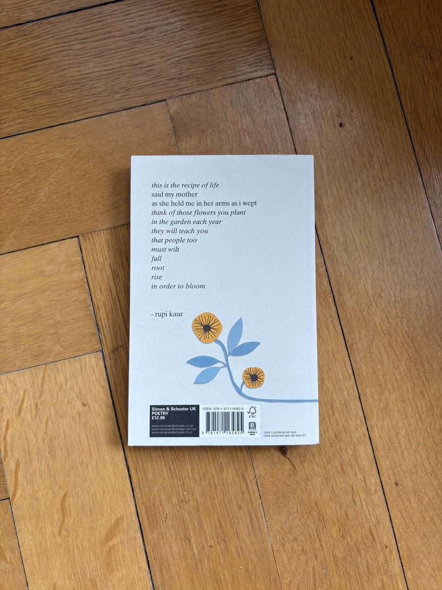 Libri: The Sun and Her Flowers by Rupi Kaur  – Usato da St. Gallen venduto da KatieEugster 1