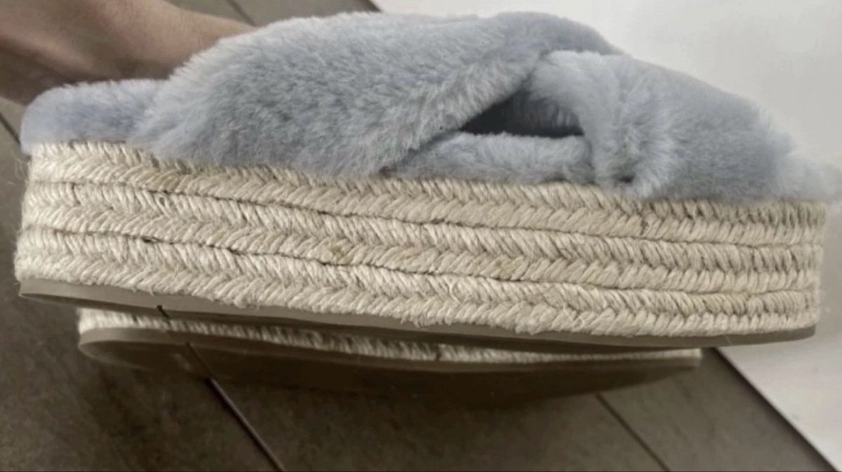 Miu Miu Scarpe da donna: Miu Miu  fur mule  – Usato da Lausanne venduto da Loyal_8 7
