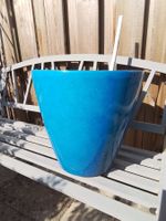 blauer Blumentopf ca.40cm hoch Bodenrausgeschlagen Garten