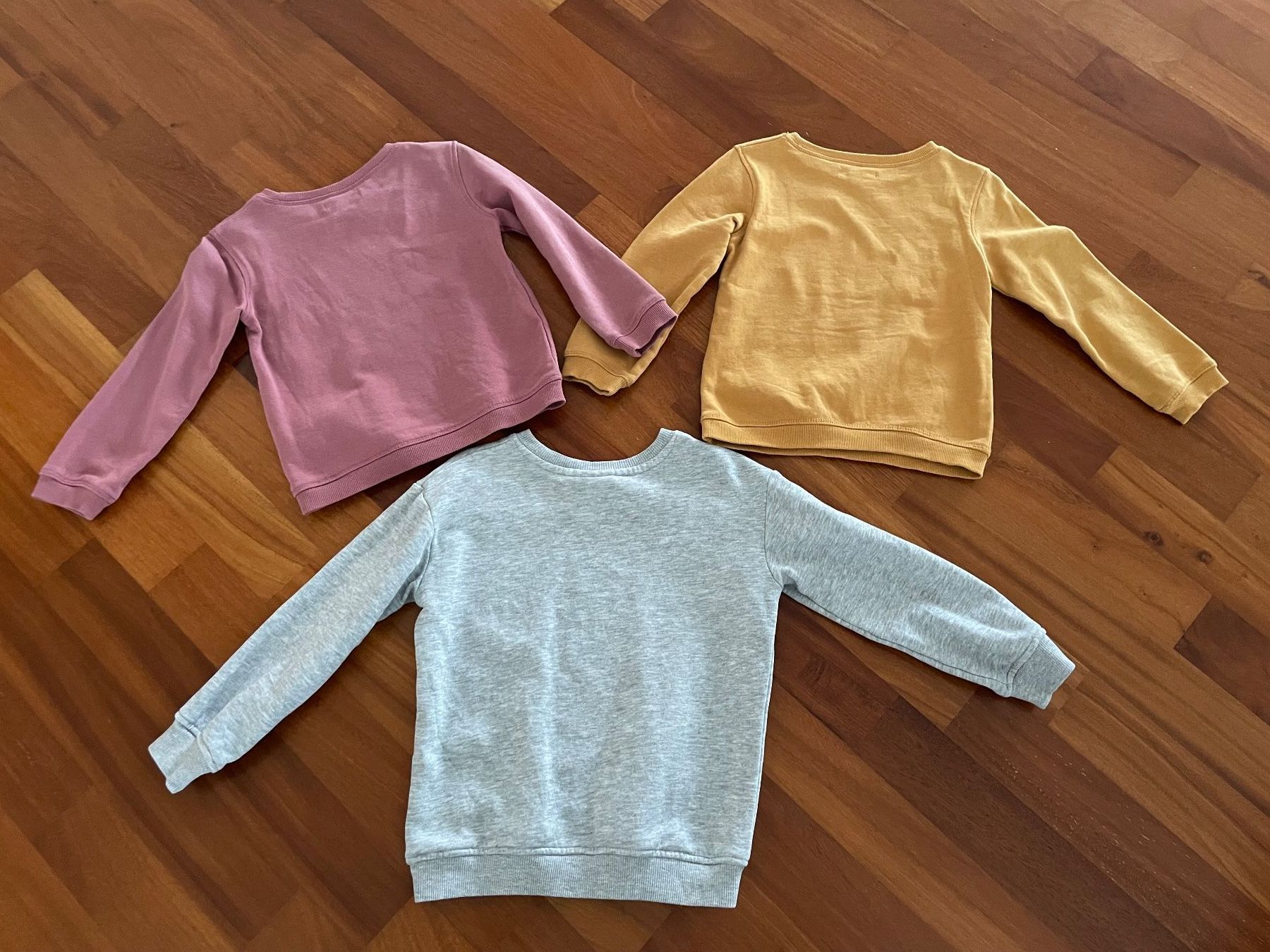 Vertbaudet Lotti & Set di vestiti: Pullis von Vertbaudet und Kappahl gr.104 – Usato da Winkel venduto da jen_5wrx 1