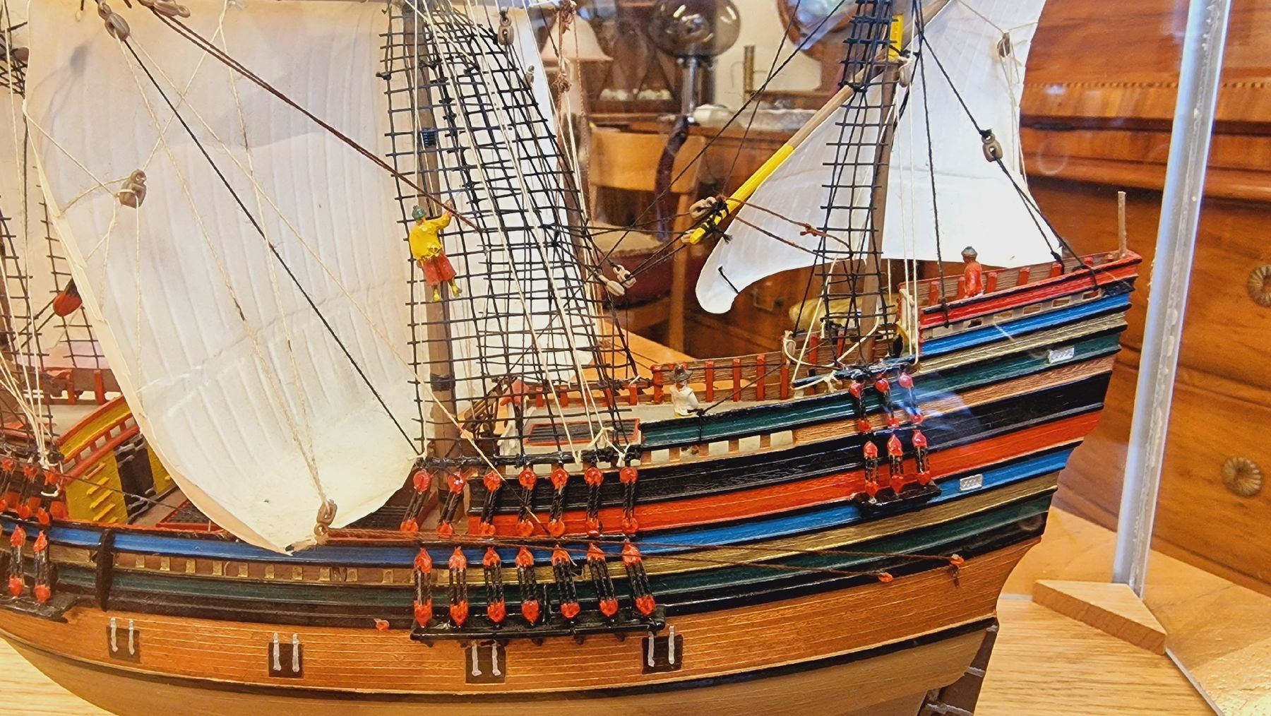 Kit di modellismo & Modellini statici: Schiffsmodell Mayflower mit Vitrine – Usato da BERN venduto da Intarsia 6