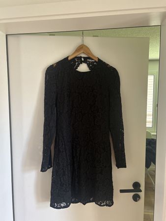 Elegantes Spitzenkleid von Fashion Union