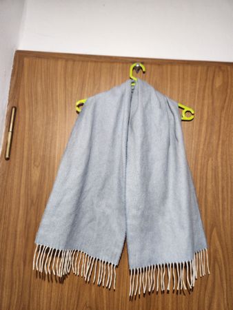 Écharpe en 100% cachemire bleu clair avec des franges