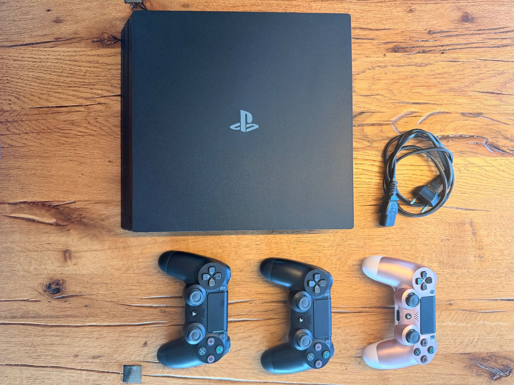 Sony Konsolen: Playstation 4 Pro (1TB) + 3 Controller, top Zustand! – Gebraucht aus Rombach von lux7777777