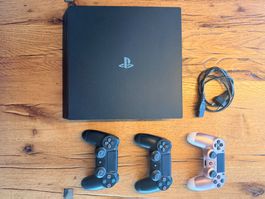 Playstation 4 Pro (1TB) + 3 Controller, top Zustand!