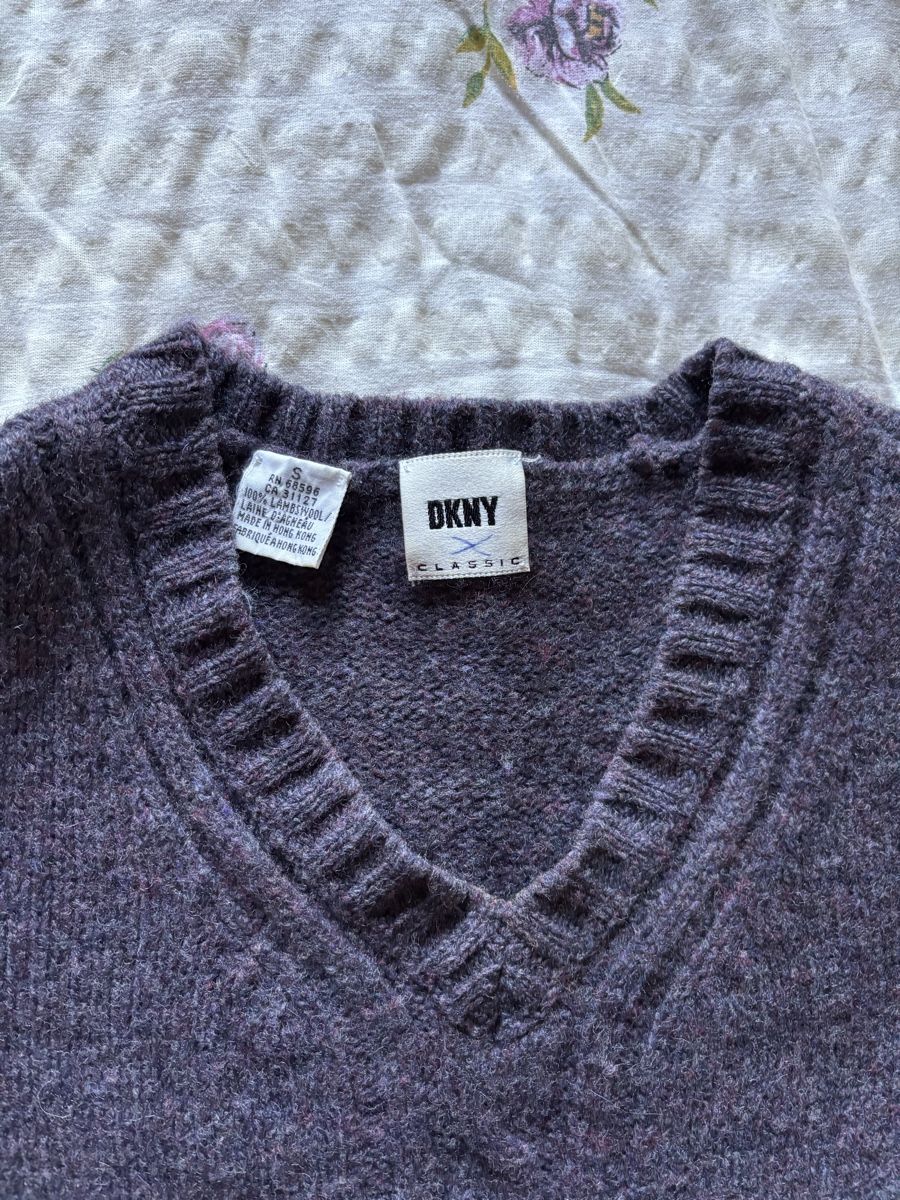 DKNY Maglioni & Felpe: DKNY, V-Neck Pullover in Violett, Grösse S – Usato da Seftigen venduto da nadiineee 1