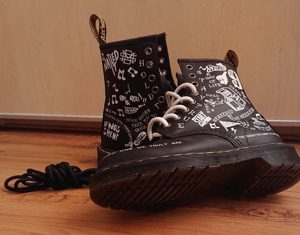 Dr. martens 1460 8-eye hotsell scribble boot