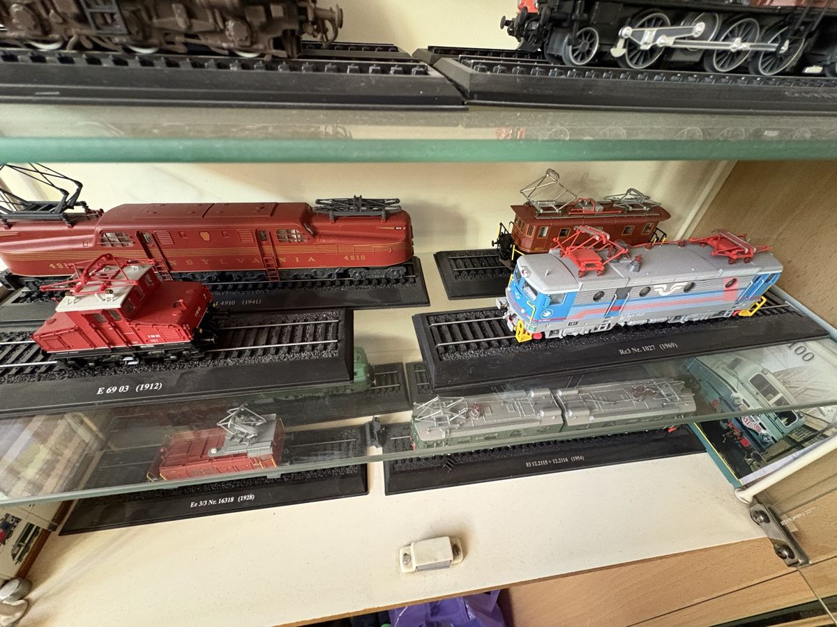 Kit di modellismo & Modellini statici: 16 Stk E-Loks Modelle mit Glasvitrine, Editions Atlas – Nuovo e nell'imballaggio originale da Wohlen AG venduto da Eschiedsrichter 8