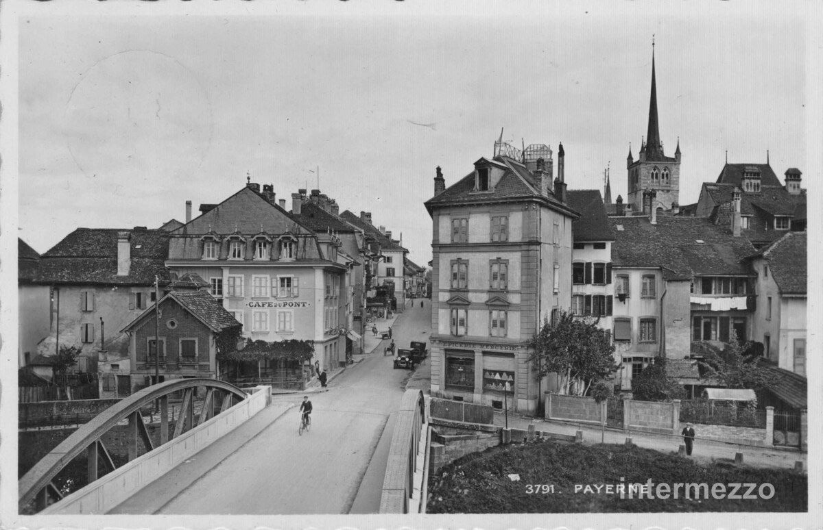 Cartoline postali: Payerne VD // ca. 1940 Café du Pont Oldtimer Velofahrer – Usato da Basel venduto da intermezzo12