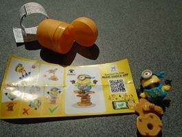 Ueberraschungsei Figur Minion auf Baumstamm