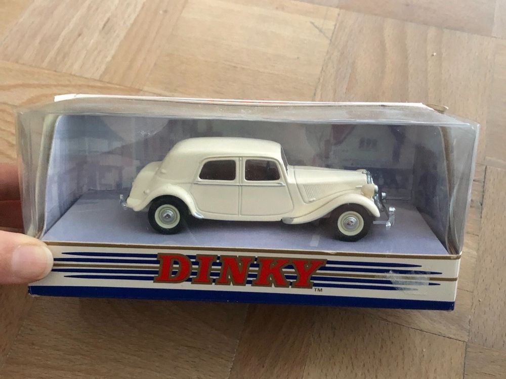 Dinky Toys Citroën Traction Avant Gris 1950 échelle 1/43 Zamac