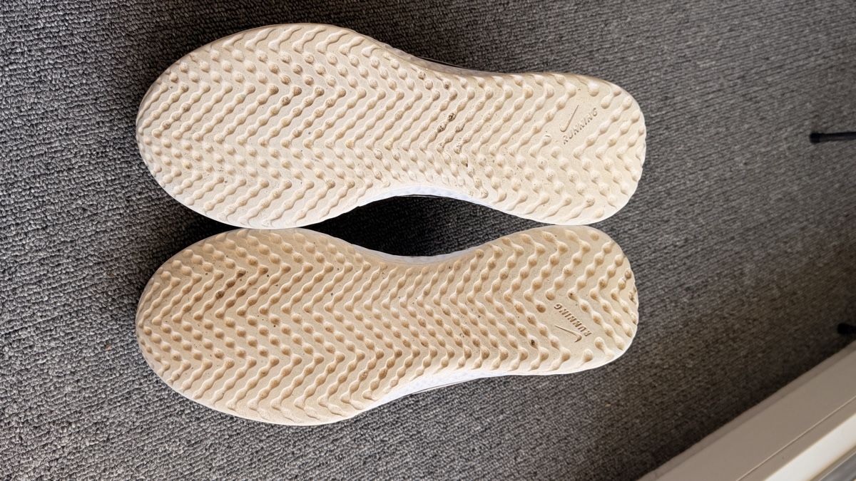 Nike Scarpe da uomo:  Nike Revolution 5 unisexe taille 40  – Usato da Bulle venduto da LeMoleson 5