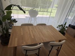 Echtholz-Esstisch mit 4 Stühlen zu verkaufen