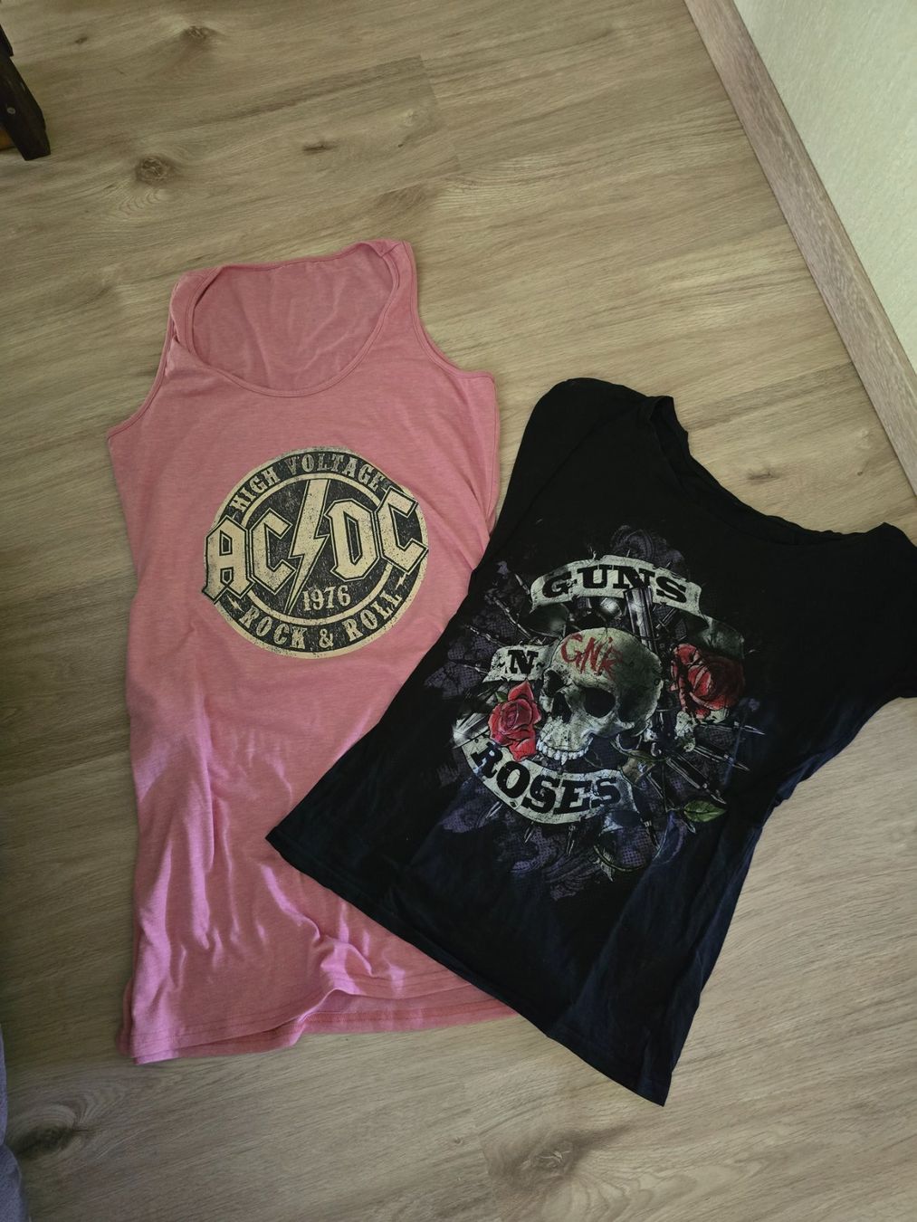 T-shirt: AC/DC Kleid, Guns n Roses Tshirt – Usato da Reute AR venduto da angelflower