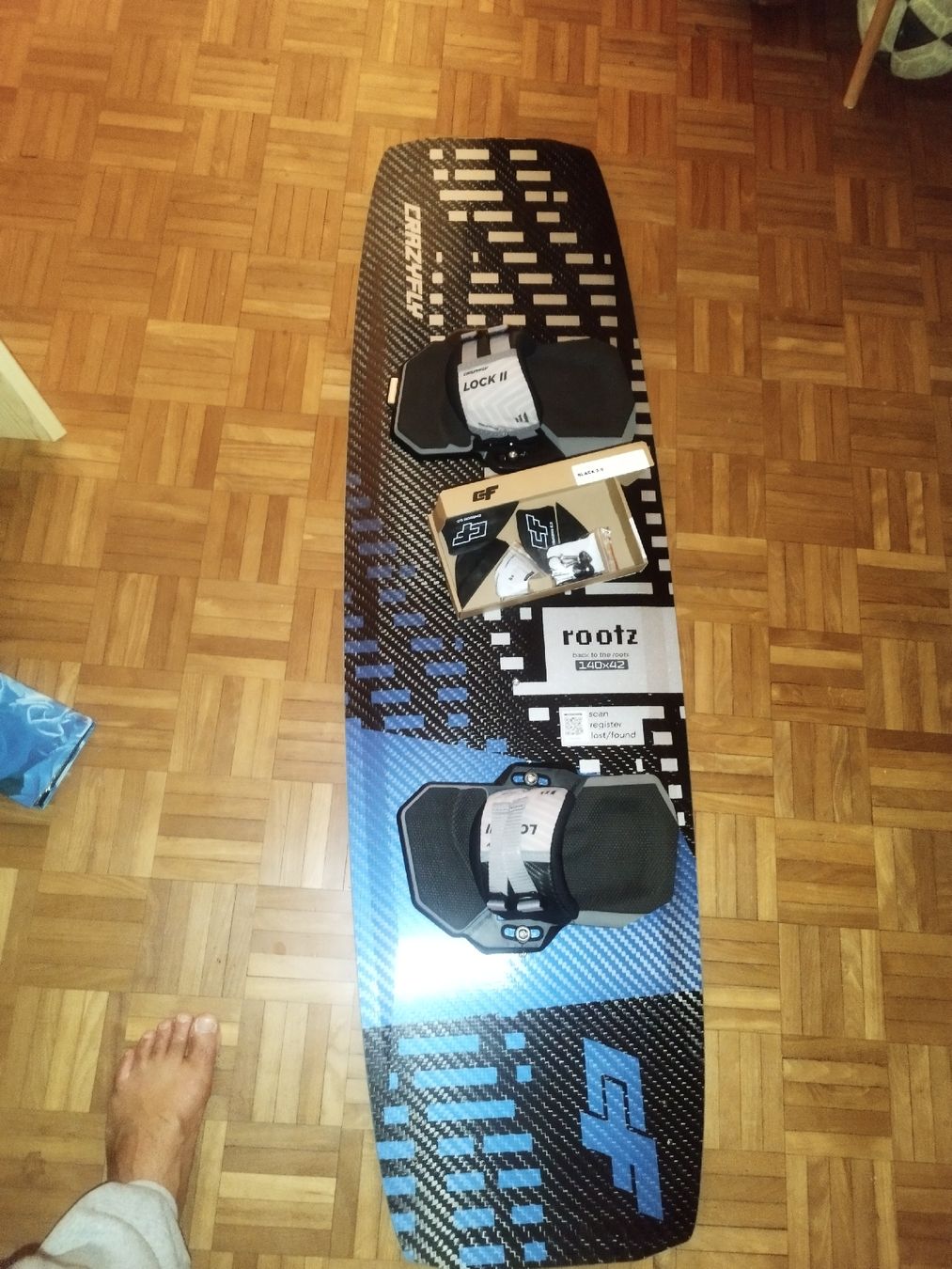 Aquilone: Kiteboard CrazyFly Rootz 140x42 mit Bindung neu – Nuovo e nell'imballaggio originale da Nidau venduto da Felipekite 2