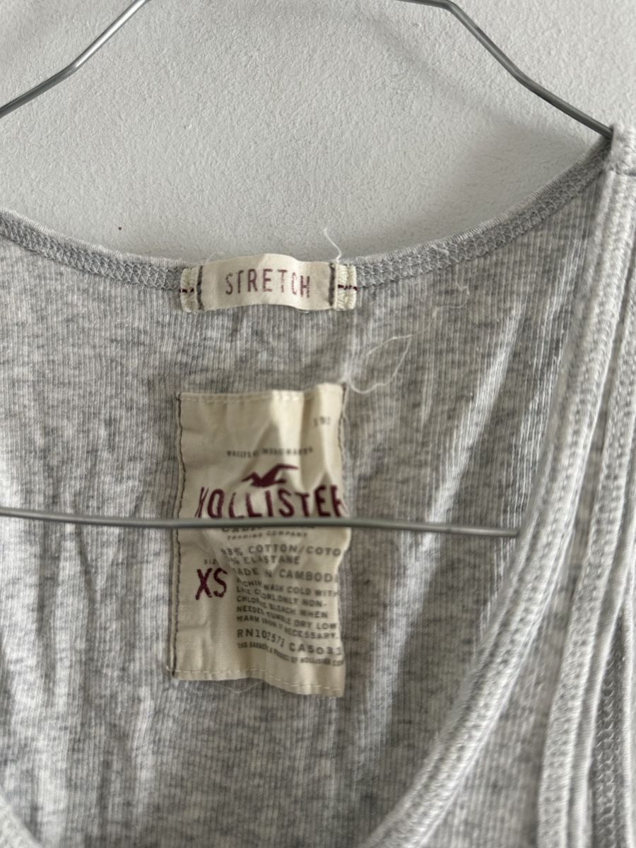 Hollister Top: Débardeur Hollister gris  – Usato da Yverdon-les-Bains venduto da Laureetlargent 1