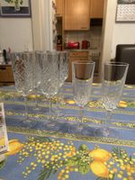 Lot de 8 flûtes à champagne en cristal – 6 identiques + 2 mo