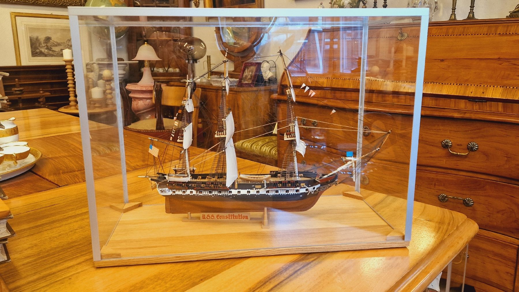 Modellbausätze & Standmodelle: Schiffsmodell USS Constitution, inkl. Vitrine – Gebraucht aus BERN von Intarsia