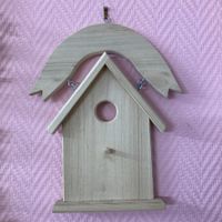 A décorer: Maison à oiseaux décorative en bois, à suspendre.