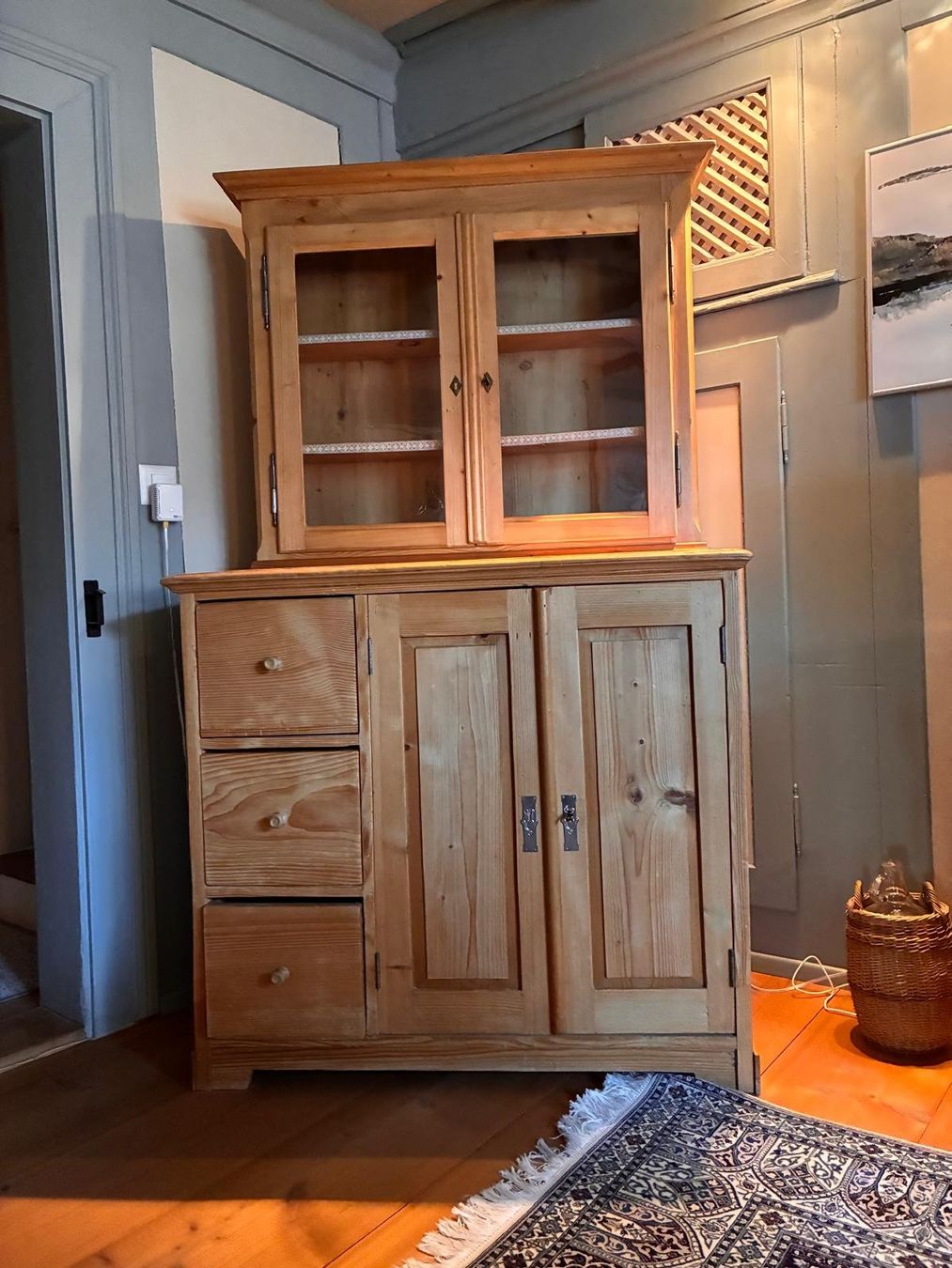 Kommoden: Holz-Kommode mit Vitrinenaufsatz – Gebraucht aus Löhningen von inf_l89d