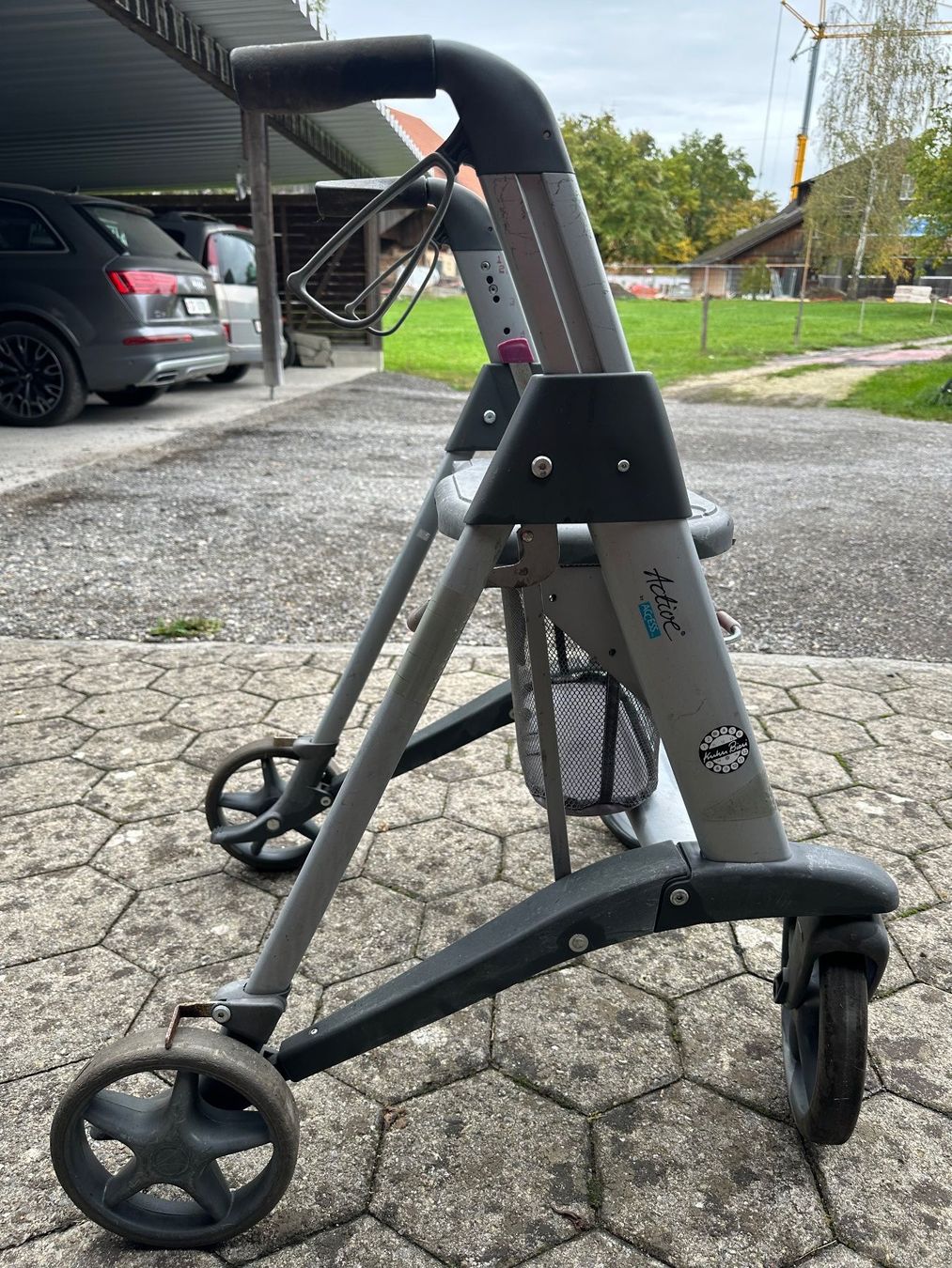 Ausili per la deambulazione: Rollator Active grau gebraucht mit Sitz und Korb – Usato da Cham venduto da Floeckli010 8