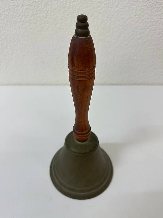 Campanacci mucche: Vintage Handglocke aus Messing mit Holzgriff – Usato da Obernau venduto da Arche_Noah_Brocki