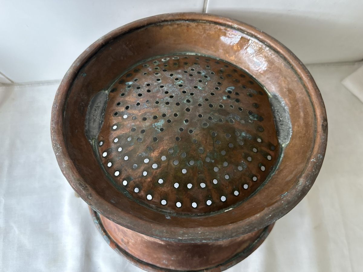 Pentole: Antikes Kupfer-Löcherbecken mit Messinggriffen D. ca. 30 cm – Usato da Zürich venduto da Chaeffeler 5