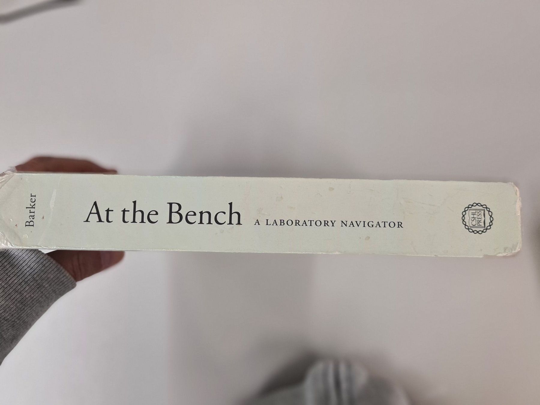 Bücher: Kathy Barker "At the Bench: A Laboratory Navigator" – Gebraucht aus Zürich von ste_sk6k 2